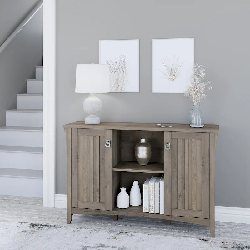Meuble de rangement rustique en bois avec portes et étagères ouvertes, couleur bois flotté
