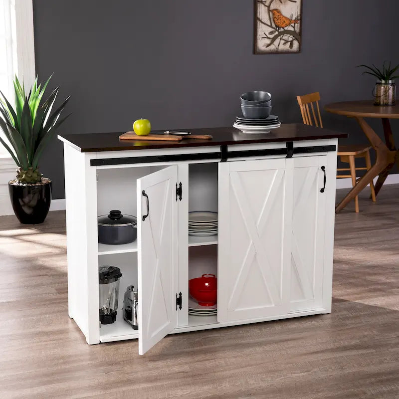 Îlot de cuisine de ferme blanc avec plateau en bois foncé et portes de grange