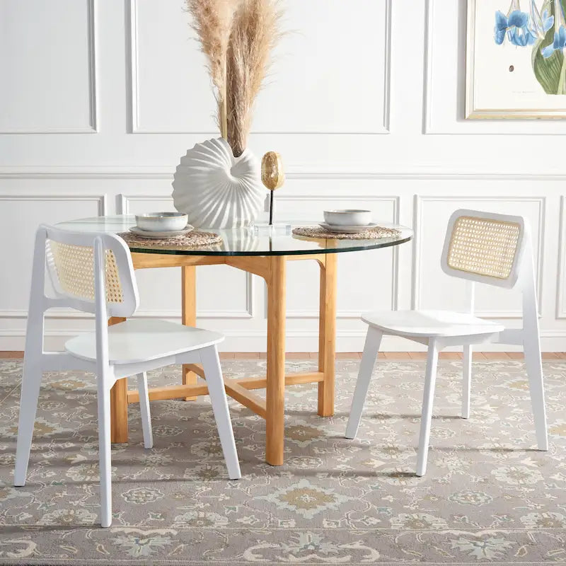 Chaise de salle à manger moderne du milieu du siècle avec dossier en cannage et cadre en bois massif