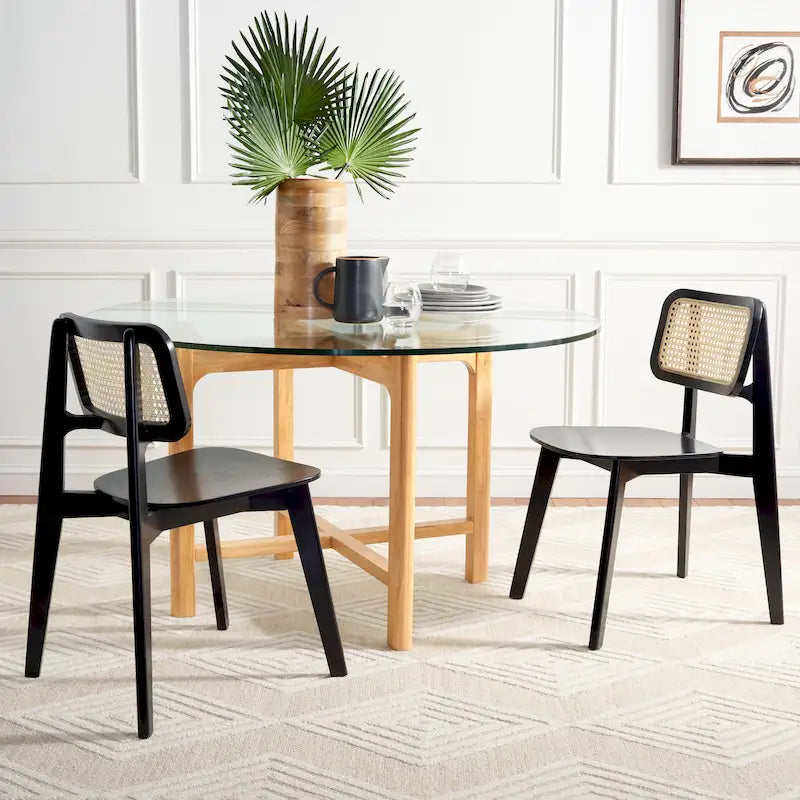 Chaise de salle à manger moderne du milieu du siècle avec dossier en cannage et cadre en bois massif
