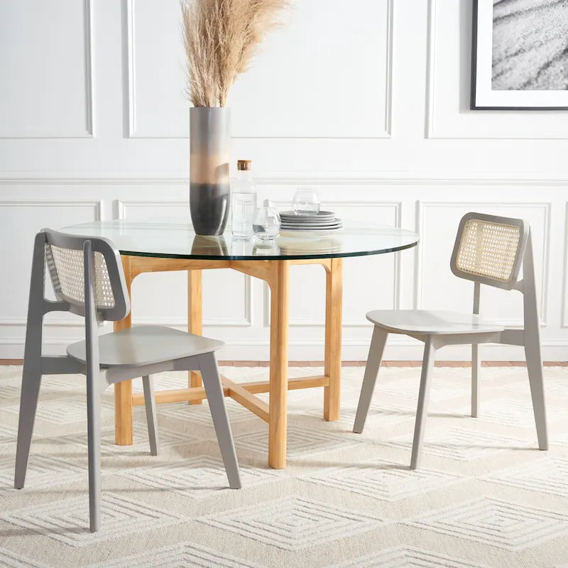 Chaise de salle à manger moderne du milieu du siècle avec dossier en cannage et cadre en bois massif